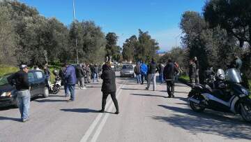 Μεταναστευτικό: Μπλόκο στα λεωφορεία με τους μετανάστες από τους κατοίκους της Λέσβου