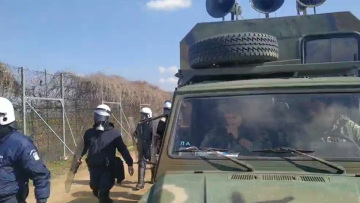 Μεταναστευτικό: Με ντουντούκες και μηνύματα σε 5 γλώσσες λένε στους μετανάστες για τα κλειστά σύνορα - Δείτε βίντεο