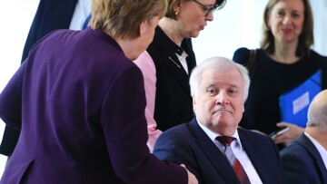 Κορωνοϊός: Ο υπουργός Εσωτερικών της Γερμανίας αρνήθηκε να κάνει χειραψία με τη Μέρκελ 