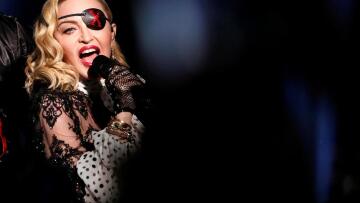 Ατύχημα για τη Μαντόνα: Έπεσε από την καρέκλα και έβαλε τα κλάματα επί σκηνής