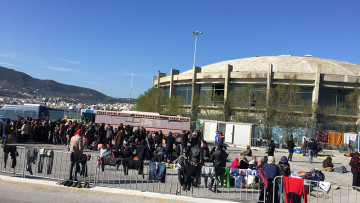 Λέσβος: Οι αφίξεις μεταναστών «δημιούργησαν» ανοιχτή δομή στο λιμάνι - Δείτε βίντεο