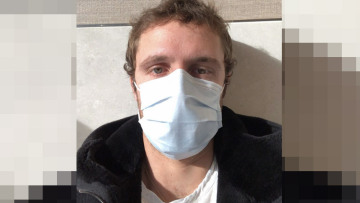 Τεό Νιάρχος: Έβαλε μάσκα για τον κορωνοϊό