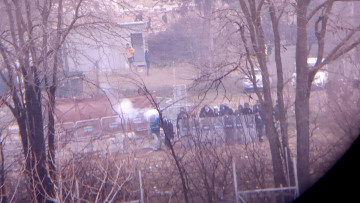 Επεισόδια στον Έβρο: Βίντεο-ντοκουμέντο με Τούρκους να πετούν δακρυγόνα στην ελληνική πλευρά