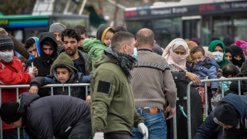 Μυτιλήνη: Στο αρματαγωγό του Πολεμικού Ναυτικού μεταφέρθηκαν οι πρώτοι μετανάστες