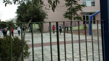 Κορωνοϊος: Το υπ. Παιδείας εξετάζει να μην προσμετρώνται οι απουσίες εκείνων που απουσιάζουν λόγω του ιού