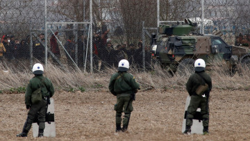 Έβρος-Μετανάστες: Οι Ευρωπαίοι έφυγαν, τα επεισόδια και τα τούρκικα δακρυγόνα επέστρεψαν