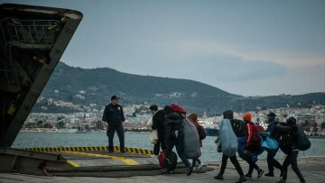 Μεταναστευτικό: Στο αρματαγωγό «Ρόδος» 80 πρόσφυγες και μετανάστες από το λιμάνι της Μυτιλήνης
