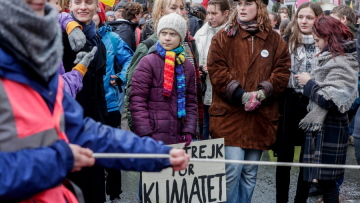 Γκρέτα Τούνμπεργκ: Στις Βρυξέλλες με εκατοντάδες διαδηλωτές για το κλίμα