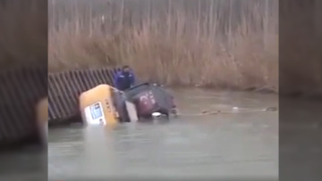 Βίντεο: Το απόλυτο φιάσκο για τους Τούρκους - Όταν βούλιαξε ο εκσκαφέας στο ποτάμι!