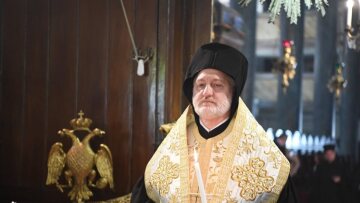 Κορωνοϊός: Ο Αρχιεπίσκοπος Αμερικής Ελπιδοφόρος απαγορεύει τον ασπασμό του Σταυρού και των εικόνων