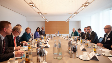 Μητσοτάκης σε Μέρκελ: Άμεση η εμπλοκή των τουρκικών αρχών στη μαζική παραβίαση των συνόρων