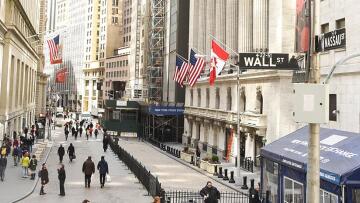  «Ράλι» στη Wall Street: Άνοδος άνω των 1.000 μονάδων για τον Dow Jones
