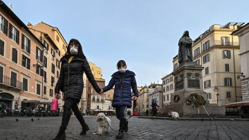 Κορωνοϊός στην Ιταλία:  Ρίγη συγκίνησης - Κάτοικοι στη Νάπολι τραγουδούν τον εθνικό ύμνο από τα μπαλκόνια