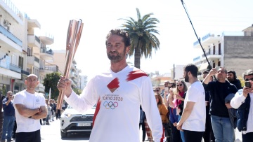 Ο Gerald Butler έτρεξε ως λαμπαδηδρόμος - Η βράβευση με τον Billy Zane από το Δήμο Σπάρτης