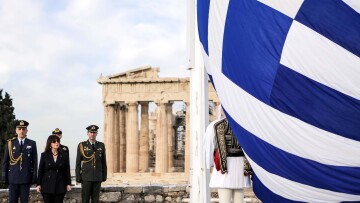  Η Πρόεδρος της Δημοκρατίας στην έπαρση της σημαίας στην Ακρόπολη