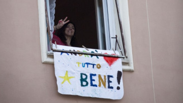 Κορωνοϊός: Οι Ιταλοί θα βγουν στα παράθυρα στις 21:00 με ένα φωτεινό αντικείμενο - Θέλουν να «λάμψει η χώρα»