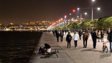 Κορωνοϊός: Οι Θεσσαλονικείς αψηφούν τα μέτρα και «πλημμυρίζουν» την παραλία