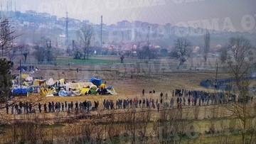 Μετανάστες στον Έβρο: Παρατεταγμένοι για έφοδο δίπλα στον φράχτη στις Καστανιές 