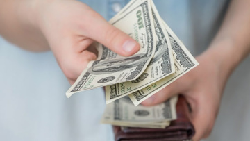 ΗΠΑ: Ο Τραμπ εξετάζει να δώσει 1.000 δολάρια το μήνα σε κάθε αμερικανό – Στα χνάρια του Χονγκ Κονγκ