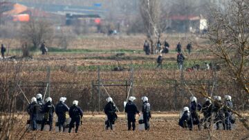 Έβρος - Καστανιές: Καταχειροκροτήθηκαν από τους κατοίκους οι άνδρες των ΜΑΤ (βίντεο)