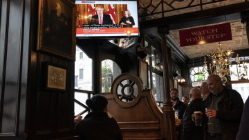 Κορωνοϊός –Βρετανία: Ο Τζόνσον ανακοίνωσε λουκέτο σε καφέ, μπαρ, παμπ και εστιατόρια