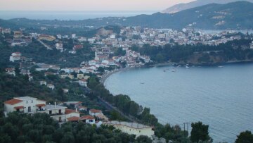 Κορωνοϊός-Σκιάθος: Ιταλοί συνεχίζουν τις βόλτες ανενόχλητοι καταγγέλλει ο δήμαρχος του νησιού