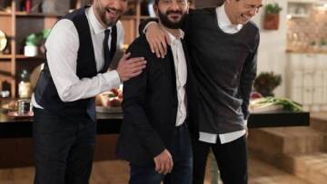 Κορωνοϊός - Λεωνίδας Κουτσόπουλος: Έπιασε την κιθάρα του και τραγουδά «θα κάτσω σπίτι» 