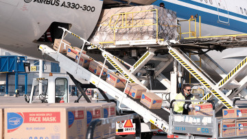 Κορωνοϊός: «Αποστολή του αιώνα» η διανομή του εμβολίου σε όλο τον κόσμο