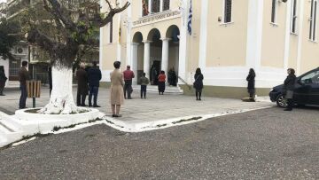 Κορωνοϊός - Αγρίνιο: «Λυσσάξατε να μας διώξετε» είπε πιστή σε αστυνομικούς έξω από εκκλησία