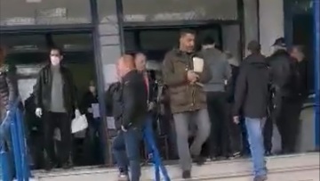 Κορωνοϊός: Απίστευτος συνωστισμός στο Γ' Τελωνείο Πειραιά (βίντεο)