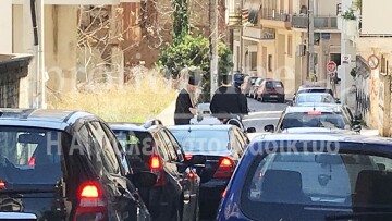 Απίστευτες εικόνες: Έκαναν αγιασμό σε καρότσα αγροτικού για να φύγει ο Κορωνοϊός (video)