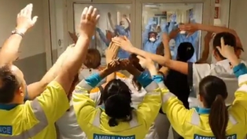 Κορωνοϊός - Βέλγιο: Γιατροί και νοσηλευτές τραγουδούν το «You’ll never walk alone»