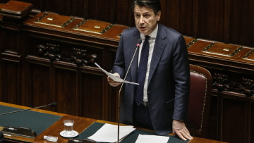 Κορωνοϊός – Ιταλία: «Ποτέ δεν φανταζόμουν ότι θα έβλεπα φέρετρα σε στρατιωτικά οχήματα» λέει ο Κόντε