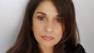 Ελληνίδα που ζει στην Ιταλία στο Marie Claire: "Οι συγγενείς δεν μπορούν να αποχαιρετίσουν τους δικούς τους που χάθηκαν" 