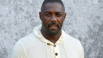 Κορωνοϊός: Έξαλλος ο Ίντρις Έλμπα με «ηλίθια» θεωρία συνωμοσίας σχετικά με διάσημους που έχουν τον ιό