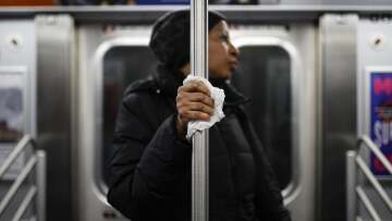 Κορωνοϊός: Σε ποιες επιφάνειες αντέχει περισσότερο; Δύο ειδικοί απαντούν