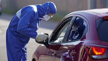 Κορωνοϊός: Τα μαζικά τεστ εξηγούν το σχετικά χαμηλό ποσοστό θανάτων στη Γερμανία