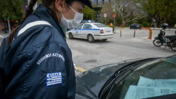 Απαγόρευση κυκλοφορίας: Η μάνα που έκλεισε την κόρη της στο πορτ μπαγκάζ και άλλα... τρελά