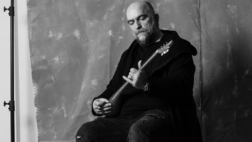 ΘΕΜΑ 104.6: Ο Μπάμπης Στόκας ερμηνεύει το νικητήριο τραγούδι από την εκπομπή «Μεταξύ σοβαρού κι αστείου»