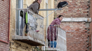 Κορωνοϊός: Η «αστυνομία των μπαλκονιών» - Το νέο φαινόμενο που έφερε η πανδημία στις κοινωνίες μας