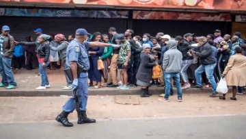 Κορωνοϊός - Νότια Αφρική: Πυρά αστυνομικών για να διαλύσουν πληθος έξω από σούπερ μάρκετ