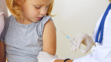 Τσιόδρας: Συνεχίστε να εμβολιάζετε τα παιδιά χωρίς καθυστέρηση