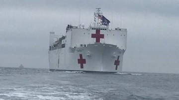 Κορωνοϊός - ΗΠΑ: Έφτασε στη Νέα Υόρκη το πλωτό νοσοκομείο χωρητικότητας 1.000 κλινών