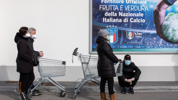 Κορωνοϊός: Εκατοντάδες νεκροί κάθε μέρα στην Ευρώπη - Προετοιμάζονται για το μεγάλο «κύμα» οι ΗΠΑ
