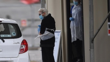 Κορωνοϊός: Η νόσος «θερίζει» τη Βρετανία - 563 θάνατοι σε μια ημέρα