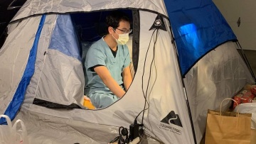 Κορωνοϊός: "Είμαι γιατρός, ζω στο γκαράζ για να μη θέσω σε κίνδυνο την οικογένεια μου"