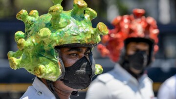 Κορωνοϊός: Αστυνομικοί στην Ινδία ντύνονται σαν τον ιό και επιβάλλουν την τήρηση της καραντίνας