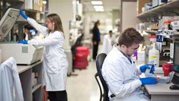 Κορωνοϊός: Αναχαίτιση της πανδημίας με φάρμακο που «ρίχνει πόρτα» στον ιό μελετούν επιστήμονες 