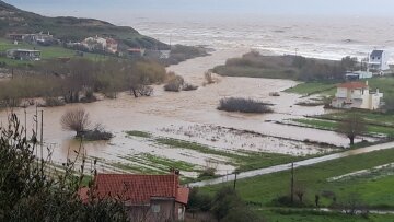 Καιρός - Εύβοια: Μεγάλες πλημμύρες και απεγκλωβισμοί κατοίκων