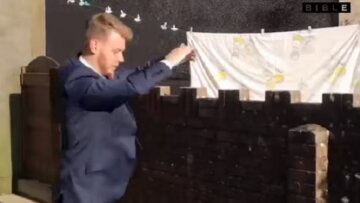 Κορωνοϊός: Έβαλε σακάκι και μίλησε σε... ανύπαρκτους ρεπόρτερ για τον τελικό στο Football Manager